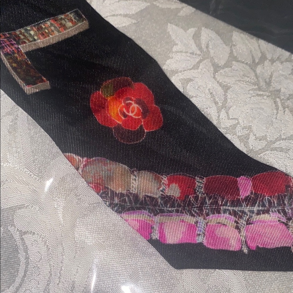CHANEL
Silk Bandeau Scarf Black Multicolor
Designer Black and Pink Scarf in Box - Picture 6 of 7